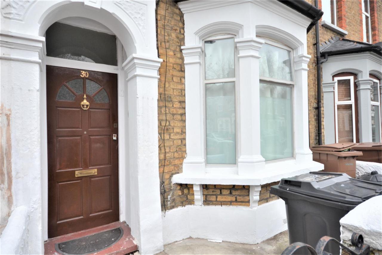 Cheerful 4 Bedroom House In Greater London Exterior foto