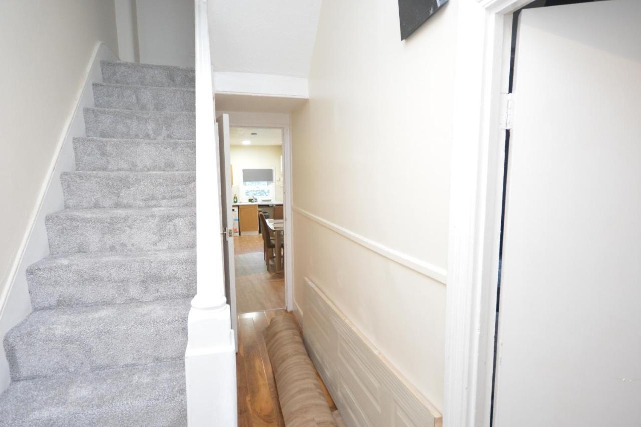 Cheerful 4 Bedroom House In Greater London Exterior foto
