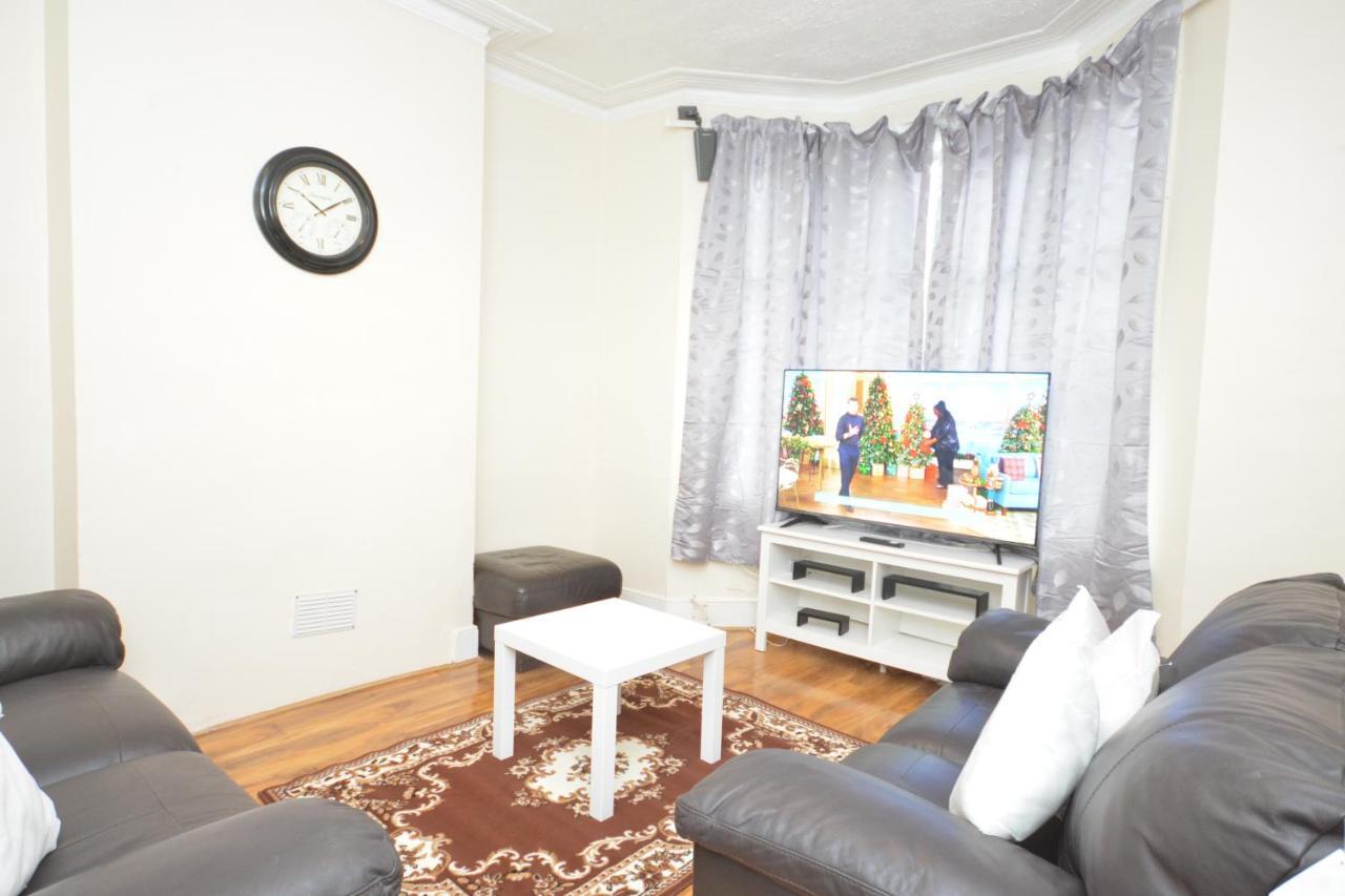 Cheerful 4 Bedroom House In Greater London Exterior foto
